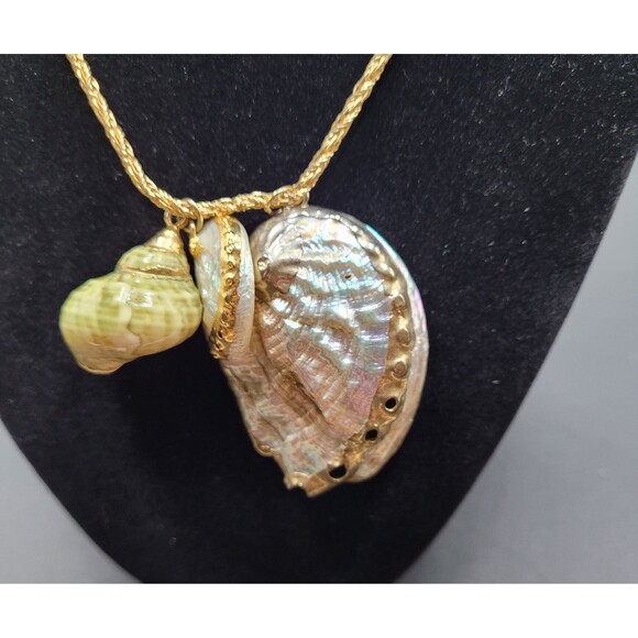 Vintage 1970s Bozart Made in Italy Shell Trio Necklace - Picture 3 of 5
